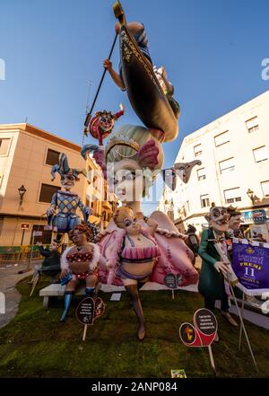 Las Fallas, papermache Modelle aufgebaut und dann in der traditionellen Feier zu Ehren des Hl. Josef am März 17,2019 in Valencia, Spanien verbrannt Stockfoto