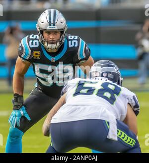 Charlotte, North Carolina, USA. 25 Nov, 2018. November 25, 2018 - Lukas KUECHLY (59) spielt gegen die Seattle Seahawks an der Bank von Amerika Stadium in Charlotte, NC. Die Panther verlieren die Seahawks, 30-27. (Bild: © Walter G Arce Sr/ASP) Stockfoto