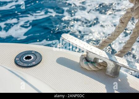 White Deck einer Segelyacht auf See. Ente mit einem Seil und der Hals eines Tanks für Dieselkraftstoff close-up Stockfoto