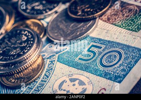 Close-up von 50 zloty Rechnung mit kleinen Münzen im Hintergrund Stockfoto