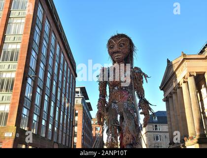 Januar 2020. Glasgow, Schottland, Großbritannien. 10m große animierte Marionette namens Storm spaziert durch das Stadtzentrum, um den Beginn von Coastal Connections als Teil eines Klimaereignisses zu markieren, das in der Stadt stattfindet. Stockfoto