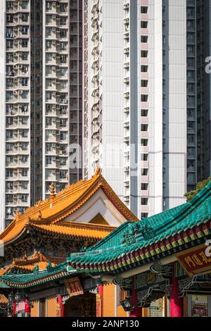 HongKong, China - November, 2019: Traditionelle chinesische Architektur im Wong Tai Sin Tempel mit Wolkenkratzer in Hong Kong Stockfoto