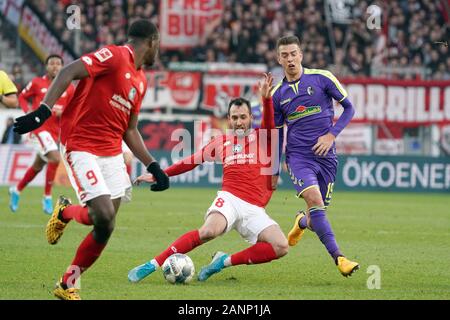 Mainz, Deutschland. 18 Jan, 2020. Fußball: Bundesliga, FSV Mainz 05 - SC Freiburg, 18. Spieltag im Opel Arena. Levin Öztunali (l) von Mainz und Janik Haberer aus Freiburg kämpfen um den Ball. Quelle: Thomas Frey/dpa - WICHTIGER HINWEIS: In Übereinstimmung mit den Vorschriften der DFL Deutsche Fußball Liga und der DFB Deutscher Fußball-Bund ist es untersagt, zu verwerten oder im Stadion und/oder aus dem Spiel genommen Fotografien in Form von Bildern und/oder Videos - wie Foto serie genutzt haben./dpa/Alamy leben Nachrichten Stockfoto