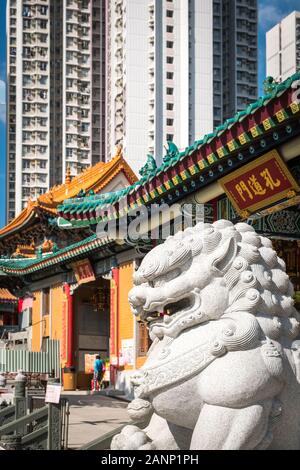 HongKong, China - November, 2019: Dragon Skulptur und der traditionellen chinesischen Architektur im Wong Tai Sin Tempel in Hong Kong Stockfoto