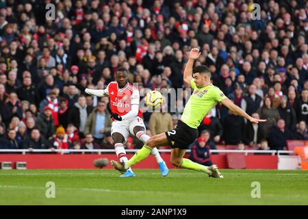 LONDON, ENGLAND - 18. JANUAR Nicolas Pepe von Arsenal Schlachten für Besitz mit John Egan von Sheffield in der Premier League Spiel zwischen Arsenal und Sheffield United im Emirates Stadium, London am Samstag, den 18. Januar 2020. (Credit: Ivan Jordanov | MI Nachrichten) das Fotografieren dürfen nur für Zeitung und/oder Zeitschrift redaktionelle Zwecke verwendet werden, eine Lizenz für die gewerbliche Nutzung Kreditkarte erforderlich: MI Nachrichten & Sport/Alamy leben Nachrichten Stockfoto