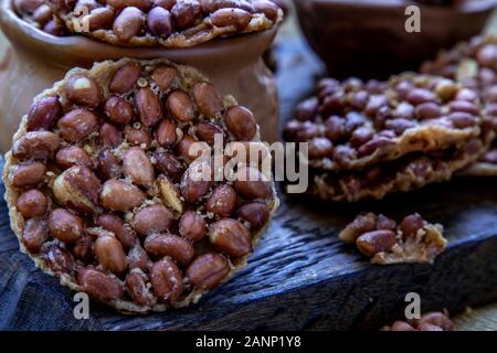 Traditionelle Thai Snack: Nahaufnahme von Peanut Cracker aus Nüssen und Mehl zu braten, Frittierte Bean cookies Peanut. Stockfoto
