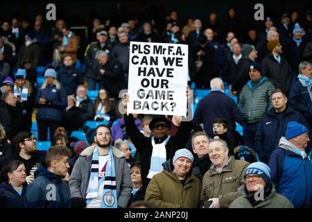 Ein Manchester City Fan hält ein Anti-VAR Zeichen dafür, dass der sagt: "Bitte Herr F.A. Können wir unser Spiel zurück?" Während der Premier League Match an der Etihad Stadium, Manchester. Stockfoto