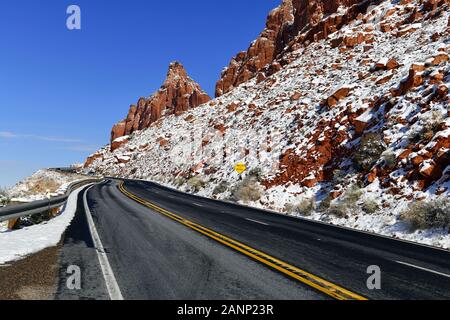 Straße in die felsige Hochwüstenlandschaft des Colorado-Plateaus nahe der Grenze von Arizona und Utah Stockfoto