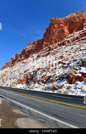 Straße in die felsige Hochwüstenlandschaft des Colorado-Plateaus nahe der Grenze von Arizona und Utah Stockfoto