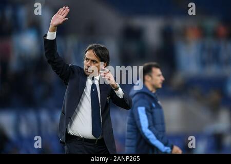 Rom, Italien. 18. Jan 2020. Simone Inzaghi Manager der SS Lazio begrüßt seine Anhänger am Ende der Serie ein Match zwischen Latium und Sampdoria im Stadio Olimpico, Rom, Italien Am 18. Januar 2020. Credit: Giuseppe Maffia/Alamy leben Nachrichten Stockfoto