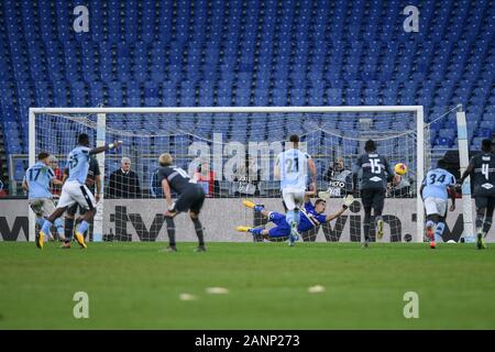 Rom, Italien. 18. Jan 2020. Ciro unbeweglich der SS Lazio Kerben fünftes Ziel während der Serie ein Match zwischen Latium und Sampdoria im Stadio Olimpico, Rom, Italien Am 18. Januar 2020. Credit: Giuseppe Maffia/Alamy leben Nachrichten Stockfoto
