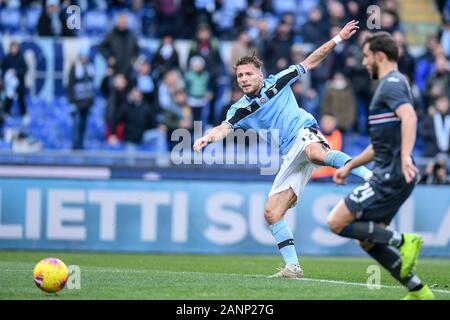 Rom, Italien. 18. Jan 2020. Ciro unbeweglich der SS Lazio Kerben drittes Ziel während der Serie ein Match zwischen Latium und Sampdoria im Stadio Olimpico, Rom, Italien Am 18. Januar 2020. Credit: Giuseppe Maffia/Alamy leben Nachrichten Stockfoto