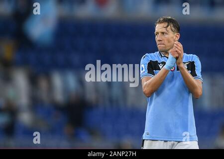 Rom, Italien. 18. Jan 2020. Lucas Leiva der SS Lazio begrüßt seine Anhänger am Ende der Serie ein Match zwischen Latium und Sampdoria im Stadio Olimpico, Rom, Italien Am 18. Januar 2020. Credit: Giuseppe Maffia/Alamy leben Nachrichten Stockfoto