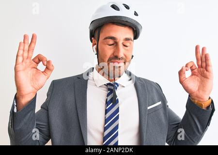 Junge gut aussehender Geschäftsmann Fahrradhelm und drahtlose Kopfhörer über isolierte Hintergrund entspannen und Lächeln mit den Augen dabei geschlossen Meditation Geste wi Stockfoto