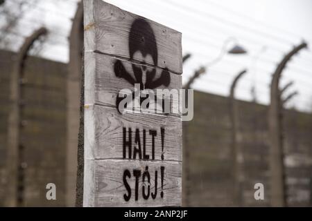 Stacheldraht zaun mit Halt Stoj Zeichen in den nationalsozialistischen deutschen Konzentrationslager Auschwitz I (Stammlager Auschwitz I Konzentrationslager im Camp) von Ma Stockfoto