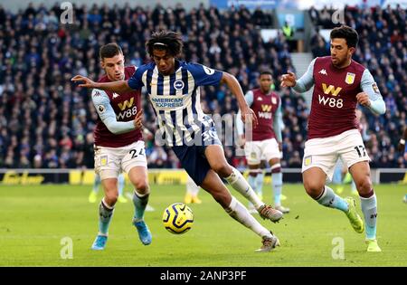 Brighton und Hove Albion Bernardo und Aston Villa Frederic Guilbert (links) Kampf um den Ball während der Premier League Match an der AMEX Stadion, Brighton. Stockfoto