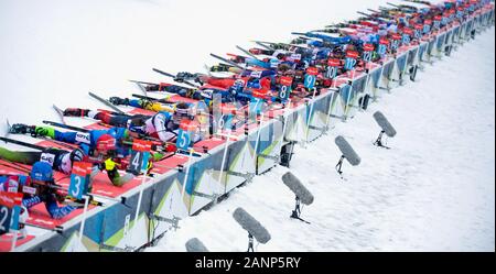 Ruhpolding, Deutschland. 18 Jan, 2020. Biathlon: Wm, Relais 4 x 7,5 km, Männer in die Chiemgau Arena. Die Teilnehmer liegen zusammen an den ersten Schießen. Credit: Sven Hoppe/dpa/Alamy leben Nachrichten Stockfoto