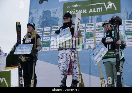 Südtirol, Italien. 18 Jan, 2020. Snowpark, Italien. 18. Jan 2020. Gewinner dekorieren Zeremonie am FIS Slopestyle Freeski Welt Cup am 18.01.2020 in der Seiser Alm (Seiser Alm) Snowpark, Italien. Platz 1 Claire Caroline bilden die USA, Platz 2 Killi Johanne aus Norwegen, 3. Platz Gaskell Elena aus Kanada. Credit: AlfredSS/Alamy Live News Credit: AlfredSS/Alamy leben Nachrichten Stockfoto