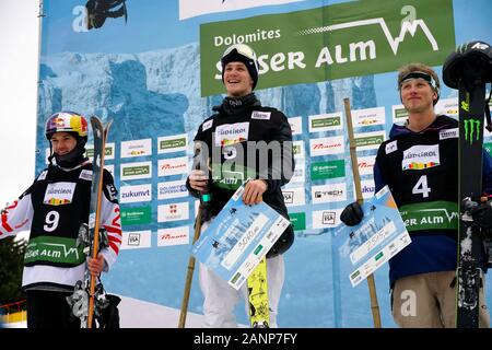 Südtirol, Italien. 18 Jan, 2020. Snowpark, Italien. 18. Jan 2020. Gewinner dekorieren Zeremonie am FIS Slopestyle Freeski Welt Cup am 18.01.2020 in der Seiser Alm (Seiser Alm) Snowpark, Italien. Platz 1 Ruud Birk aus Norwegen, Platz 2 Boesch Fabian aus der Schweiz, Platz 3 Stevenson Colby aus den USA. Credit: AlfredSS/Alamy Live News Credit: AlfredSS/Alamy leben Nachrichten Stockfoto