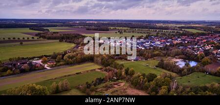 Luftaufnahme von einem winzigen piddy Dorf in der Heide im Norden Deutschlands Stockfoto