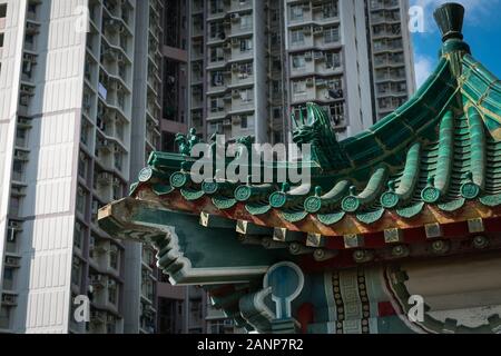 HongKong, China - November, 2019: Traditionelle chinesische Architektur, Dach Detail im Wong Tai Sin Tempel in Hong Kong Stockfoto