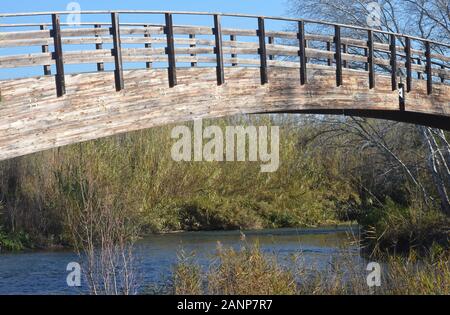 Brücke aus Holz über den Fluss Turia, Naturpark Turia, Valencia (Ostspanien) Stockfoto