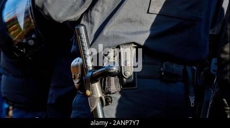 In der Nähe von Baton auf dem Band eines deutschen Polizisten in schwarzen Uniform Stockfoto