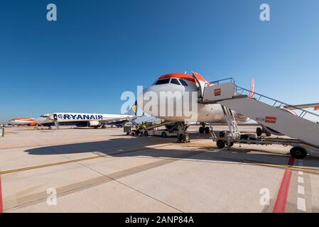 Region de Murcia Flughafen, Corvera, Costa Calida, Spanien, Europa. Beschäftigt mit easyJet und Ryanair Jet Airliner Flugzeuge auf Umleitung Stockfoto