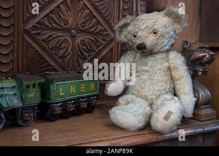 Vintage Teddybären und Spielzeugeisenbahn im Fenster einer Antique Shop in Edinburgh, Schottland, Großbritannien. Stockfoto