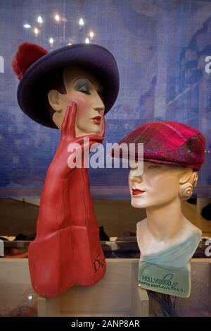 Vintage Kopf Mannequins im Fenster der Fabhatrix Hutgeschäft in Grassmarket, Edinburgh, Schottland, Großbritannien. Stockfoto