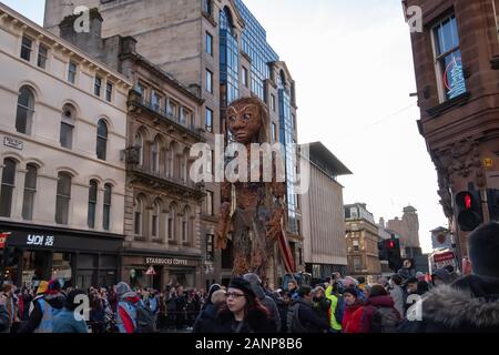 Glasgow, Schottland, Großbritannien. 18. Januar, 2020. Eine zehn Meter hohe Riesen Puppe namens Storm besucht Celtic Connections Küste Tag. Puppenspieler von Vision Mechanik bedienen Sie den mythischen Meer Göttin, war zwei Jahre im Bilden. Die Puppe ist von völlig recycelt und natürlichen Ressourcen. Kennzeichnung der Start von Schottlands Jahr der Küsten & Wasser, Sturm wird sich bemühen, uns an die Pflicht zu erinnern, für unsere Küsten zu kümmern. Credit: Skully/Alamy leben Nachrichten Stockfoto