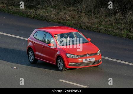 2017 Red VW Volkswagen Polo Match Edition TDI; UK Vehicular Traffic, Transport, modern, Limousinen, fahren sie auf der Autobahn M61 in richtung süden, Manchester, Großbritannien Stockfoto