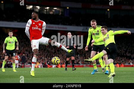 Von Sheffield United John Fleck (rechts) Kerben seine Seiten erstes Ziel während der Premier League Match im Emirates Stadium, London. Stockfoto