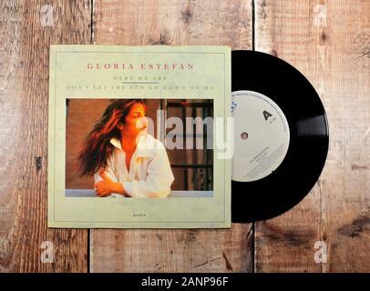 Gloria Estefan, 7-Zoll-Single, Hier sind wir. Lass die Sonne nicht auf mich heruntergehen Stockfoto