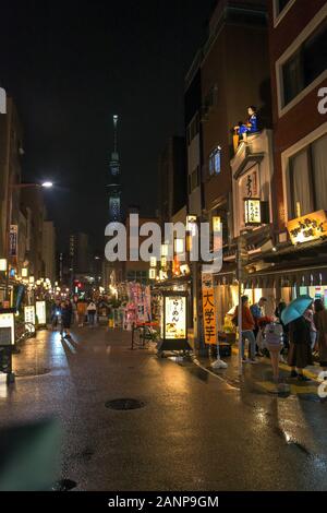 Blick auf die Straße im Stadtteil Asakusa, Tokio Stockfoto