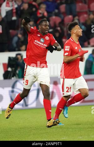 Mainz, Deutschland. 18 Jan, 2020. Fußball: Bundesliga, FSV Mainz 05 - SC Freiburg, 18. Spieltag im Opel Arena. Jean-Philippe Mateta (l) von Mainz Jubel nach dem 1:2 mit Karim Onisiwo. Quelle: Thomas Frey/dpa - WICHTIGER HINWEIS: In Übereinstimmung mit den Vorschriften der DFL Deutsche Fußball Liga und der DFB Deutscher Fußball-Bund ist es untersagt, zu verwerten oder im Stadion und/oder aus dem Spiel genommen Fotografien in Form von Bildern und/oder Videos - wie Foto serie genutzt haben./dpa/Alamy leben Nachrichten Stockfoto