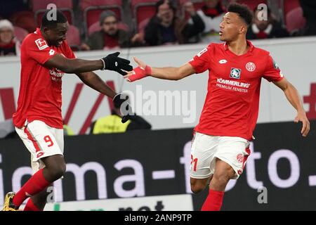 Mainz, Deutschland. 18 Jan, 2020. Fußball: Bundesliga, FSV Mainz 05 - SC Freiburg, 18. Spieltag im Opel Arena. Jean-Philippe Mateta (l) von Mainz Jubel nach dem 1:2 mit Karim Onisiwo. Quelle: Thomas Frey/dpa - WICHTIGER HINWEIS: In Übereinstimmung mit den Vorschriften der DFL Deutsche Fußball Liga und der DFB Deutscher Fußball-Bund ist es untersagt, zu verwerten oder im Stadion und/oder aus dem Spiel genommen Fotografien in Form von Bildern und/oder Videos - wie Foto serie genutzt haben./dpa/Alamy leben Nachrichten Stockfoto