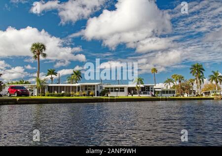 Hergestellte Häuser, Waterfront, Palmen, Gemeinschaft, Gehäuse, Orange River, Fort Myers, FL, Florida; Winter; horizontal Stockfoto