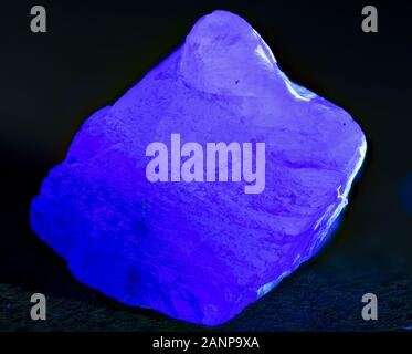 Hohe Auflösung makro Foto von einem fluoreszierenden Lila und Blau Mineral Stockfoto