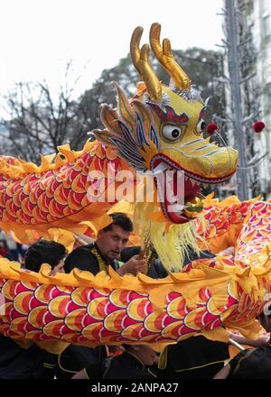 Die Teilnehmer führen die Dragon dance während des Chinese New Year Parade in Lissabon. chinesischen Gemeinschaften rund um die Welt das Chinesische Neue Jahr 2020, das Jahr der Ratte feiern. In der chinesischen Kultur, Ratten wurden als Zeichen des Reichtums und der Überschuss gesehen. Stockfoto