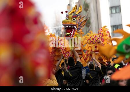 Die Teilnehmer führen die Dragon dance während des Chinese New Year Parade in Lissabon. chinesischen Gemeinschaften rund um die Welt das Chinesische Neue Jahr 2020, das Jahr der Ratte feiern. In der chinesischen Kultur, Ratten wurden als Zeichen des Reichtums und der Überschuss gesehen. Stockfoto