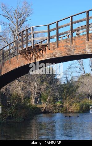 Brücke aus Holz über den Fluss Turia, Naturpark Turia, Valencia (Ostspanien) Stockfoto