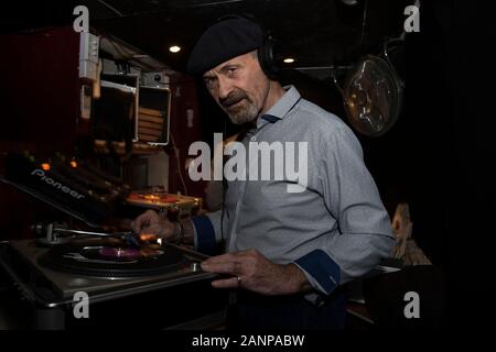 DJ Mike Eastwood auf Technics1210 Decks und Pioneer Sound Mixer console, Schornstein Club, Leeds, West Yorkshire Großbritannien 2017. Stockfoto