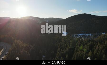 Kleine Stadt und Hügel mit Wald am See im Schwarzwald Stockfoto