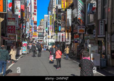 Blick auf die Straße im Bezirk Kabukicho, Tokio Stockfoto