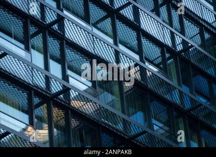 Spiegelung der Fenster im Gebäude Brooklyn NYC Stockfoto