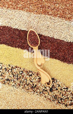Gesundheit Nahrung mit super Auswahl mit Gepuffte quinoa Getreide, Körner, Bulgur weizen, roter Reis, pearl Gerste und Buchweizen mit lovespoon. Unten nach Oben Stockfoto