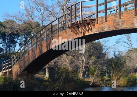 Brücke aus Holz über den Fluss Turia, Naturpark Turia, Valencia (Ostspanien) Stockfoto