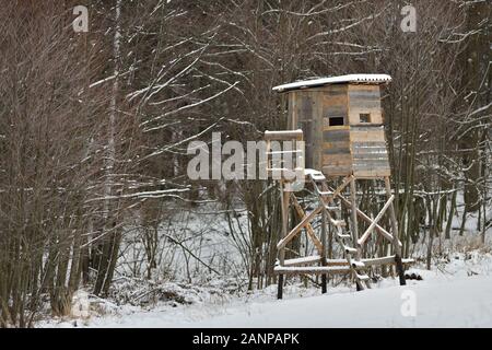 Holz- Hunting Lodge für die Jagd auf der Wiese im Winter Stockfoto