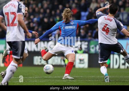 Bolton, Großbritannien. 30 Mär, 2019. BOLTON, ENGLAND - 18. JANUAR Cameron McGeehan von Portsmouth FC versucht, einen Schuß auf Ziel während der Sky Bet Liga 1 Übereinstimmung zwischen den Bolton Wanderers und Portsmouth im Reebok Stadium, Bolton am Samstag, den 18. Januar 2020. (Credit: Tim Markland | MI Nachrichten) das Fotografieren dürfen nur für Zeitung und/oder Zeitschrift redaktionelle Zwecke verwendet werden, eine Lizenz für die gewerbliche Nutzung Kreditkarte erforderlich: MI Nachrichten & Sport/Alamy leben Nachrichten Stockfoto